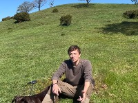 Dao je otkaz preko noći, kupio drvenu kućicu i preselio se u šumu: "Umesto hipoteke i računa sada imam mir i slobodu" (VIDEO)