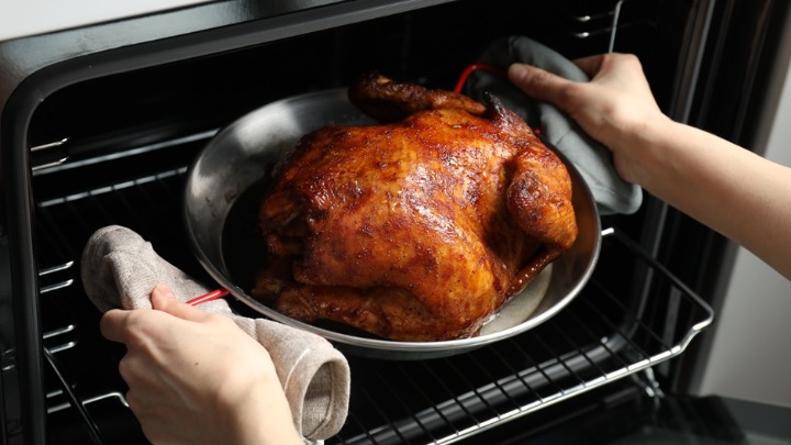 Onkolozi upozoravaju: Ovo je NAJGORI NAČIN spremanja hrane, a mnogi greše 