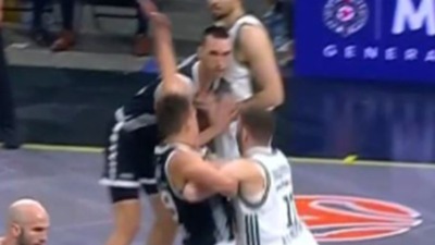 Umalo tuča u Areni: Igrač Panatinaikosa udario Arijana Lakića