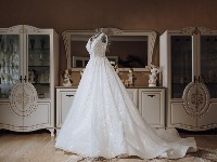 "Greškom kupljena, greškom nošena“: HIT OGLAS za prodaju venčanice zapalio internet 