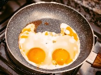 Kada treba POSOLITI JAJA NA OKO - na početku, tokom ili na kraju prženja? Prehrambeni tehnolog dao ODGOVOR