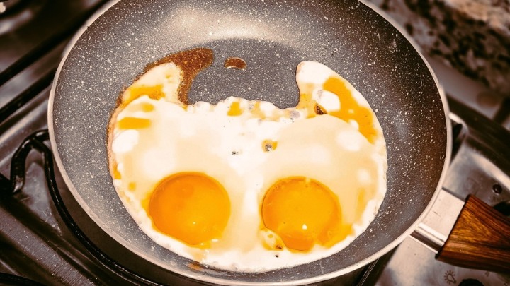Kada treba POSOLITI JAJA NA OKO - na početku, tokom ili na kraju prženja? Prehrambeni tehnolog dao ODGOVOR