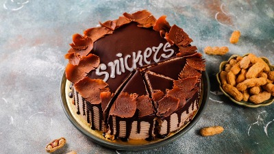 Snikers torta: Ponos svake domaćice, toliko ukusna da će svi tražiti parče više (VIDEO)