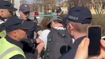 Uhapšen fotograf koji je snimio kako policija sprečava ćerku da vidi Kokanovića (VIDEO)
