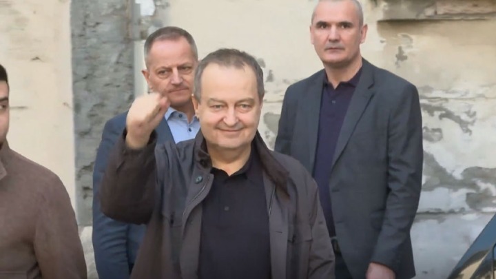 Dačić se oglasio iz bolnice tokom mitinga SNS u Areni