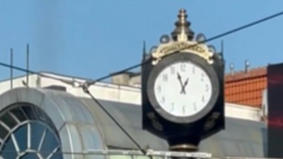 Ne pomaže ni NOV MEHANIZAM: Beogradski sat ponovo POLUDEO (VIDEO)