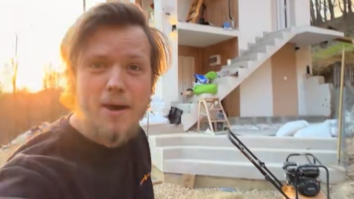 Amerikanac kupio NAPUŠTENU KUĆU na Balkanu za 5.000 EVRA: Otvorio vrata i pokazao KAKO IZGLEDA U UNUTRA dok je renovira (VIDEO) 