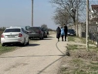 Branki Lazić pozlilo pred sahranu sina: Izveli je iz kuće u bademantilu, jedva stoji od tuge! (FOTO)