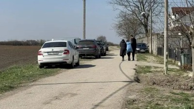 Branki Lazić pozlilo pred sahranu sina: Izveli je iz kuće u bademantilu, jedva stoji od tuge! (FOTO)