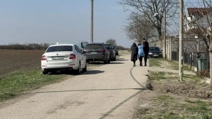 Branki Lazić pozlilo pred sahranu sina: Izveli je iz kuće u bademantilu, jedva stoji od tuge! (FOTO)