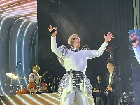 Spektakl u MTS dvorani: Indira izvukla fana iz prvog reda, publika uglas pevala!