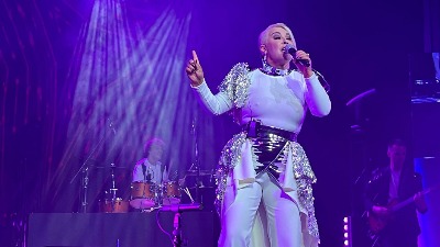 ENERGIČAN POČETAK SPEKTAKLA: Indira Forza podigla MTS dvoranu na noge već prvom pesmom na koncertu