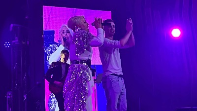 ŠOU TOKOM PESME "SEXY BODY": Indira sa anonimnim DEČKOM ZAPALILA scenu, pa ga iznenadila poklonom