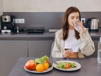 Da li je dobro piti vodu tokom obroka? Stručnjaci otkrivaju kako to utiče na varenje