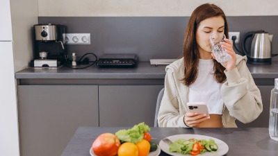 Da li je dobro piti vodu tokom obroka? Stručnjaci otkrivaju kako to utiče na varenje