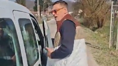 UŽAS Aktivista vlasti pretio studentima "pucanjem u glave" (VIDEO)