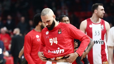 Frka u Grčkoj: As Olimpijakosa hteo da bije navijača, pa isključen! (VIDEO)