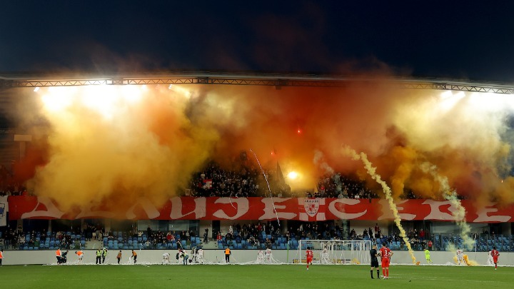 Prekid meča u Loznici između dva poluvremena! "Delije" koreografijom naterale igrače na malu pauzu 