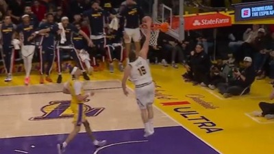 Ko bi rekao? Jokić zakucao, ekstaza na klupi Denvera (VIDEO)