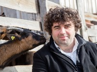 "Kako da ostavim ženu i unesrećim troje dece?" Glumac Branko Janković iskreno o braku, porodici i životu daleko od grada