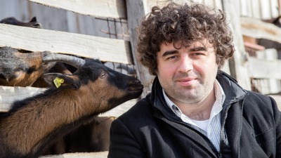 "Kako da ostavim ženu i unesrećim troje dece?" Glumac Branko Janković iskreno o braku, porodici i životu daleko od grada