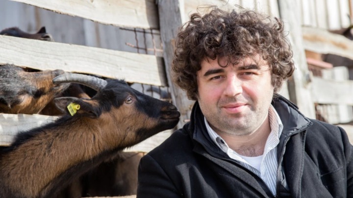 "Kako da ostavim ženu i unesrećim troje dece?" Glumac Branko Janković iskreno o braku, porodici i životu daleko od grada