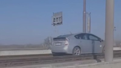 Vozio šinama na Mostu na Adi (VIDEO)