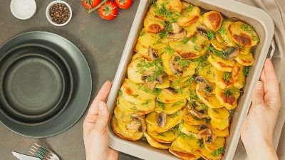 Zapečeni krompir sa pečurkama: Rapsodija ukusa, a obrok gotov za tren oka