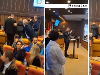 Odbornik SNS napao Pogačara: Haos na sednici Skupštine NS (VIDEO)