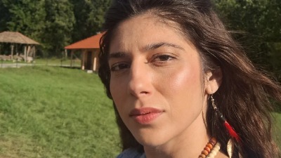 Totalni preokret posle razvoda: Bivša Miodraga Dragičevića u radničkom odelu OKOPAVA BAŠTU – ovo niko nije očekivao (FOTO) 