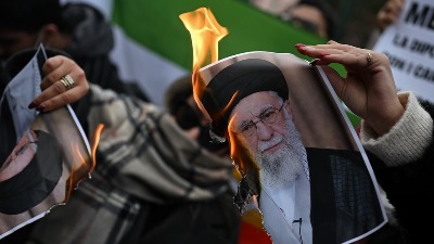 Iran obesio mladog rvača zbog protesta (FOTO)