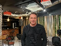 "Da sam ja neko" i večeras rasprodat: Bešlagić još jednom osvojio publiku, pa najavio novi nastup u Beogradu