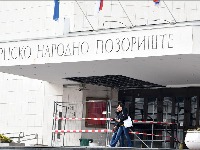 Pali delovi sa nadstrešnice na ulazu u Srpsko narodno pozorište (FOTO)