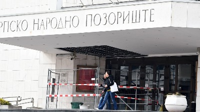 Pali delovi sa nadstrešnice na ulazu u Srpsko narodno pozorište (FOTO)