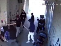 SAČEKUŠA U ČAČKU: Šestorica motkama tukla mladića, jeziv snimak kruži mrežama! (UZNEMIRUJUĆI VIDEO)