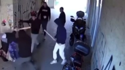 SAČEKUŠA U ČAČKU: Šestorica motkama tukla mladića, jeziv snimak kruži mrežama! (UZNEMIRUJUĆI VIDEO)