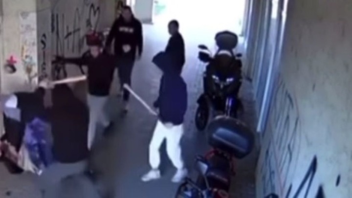 SAČEKUŠA U ČAČKU: Šestorica motkama tukla mladića, jeziv snimak kruži mrežama! (UZNEMIRUJUĆI VIDEO)