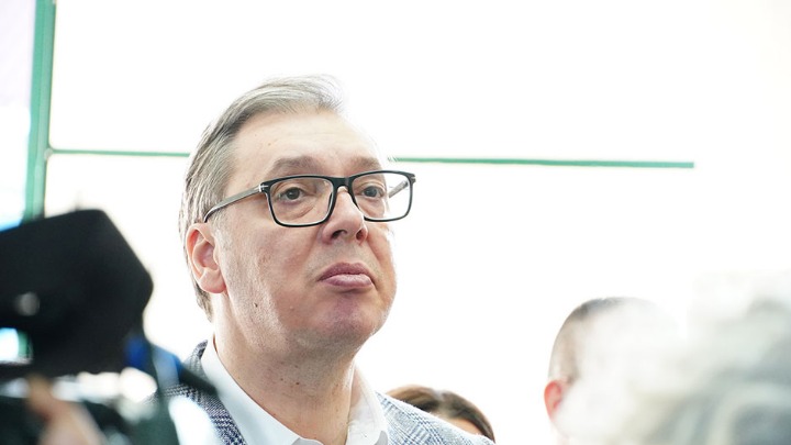 Vučić: Dvojica pokušala da skinu transparent "Srbija pobeđuje", pa molili da ne završe u Dunavu