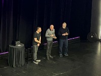 Bogdan Diklić i Željko Obradović uživali u Bešlagićevom nastupu: On im uručio svoju nagradu "Enisov najsmeh" (VIDEO)