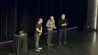 Bogdan Diklić i Željko Obradović uživali u Bešlagićevom nastupu: On im uručio svoju nagradu "Enisov najsmeh" (VIDEO)