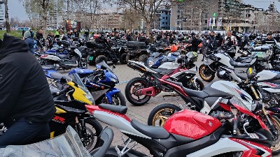 "Ima nas iz cele Srbije": Bajkeri stigli na miting SNS (FOTO)