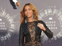 Poznata srpska pevačica šila haljinu za Bijonse: "Radila je u tri smene, padala od posla"