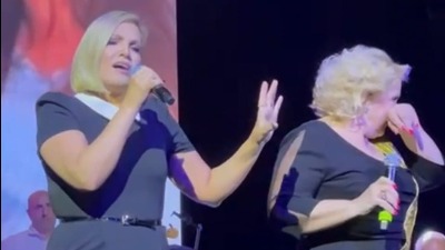 POSLE 30 GODINA PONOVO ZAJEDNO NA ISTOJ BINI: Snežana Đurišić se RASPLAKALA dok je pevala sa ćerkom - trenutak koji je raznežio celu salu (VIDEO)