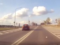 "Golf" ušao u suprotnu traku, umalo se zakucao u KAMION: Jeziv snimak iz NS (VIDEO)