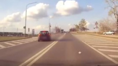 "Golf" ušao u suprotnu traku, umalo se zakucao u KAMION: Jeziv snimak iz NS (VIDEO)