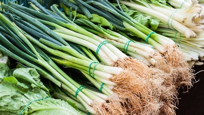 Prevara na pijaci: Ovaj skriveni detalj na mladom luku otkriva da li je prepun hemije