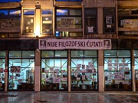 Građani i akademci odaju poštu stradaloj studentkinji ispred Filozofskog fakulteta