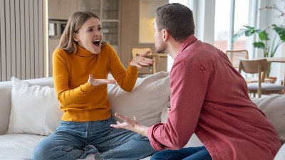 9 rečenica koje odaju toksičnu partnerku: Ako ti ovo govori – beži