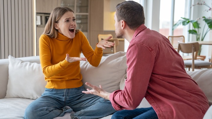 9 rečenica koje odaju toksičnu partnerku: Ako ti ovo govori – beži