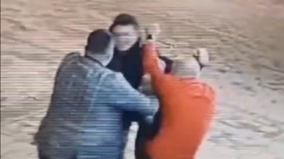 Opozicionar prebio dva funkcionera SNS- u Kraljevu (VIDEO)